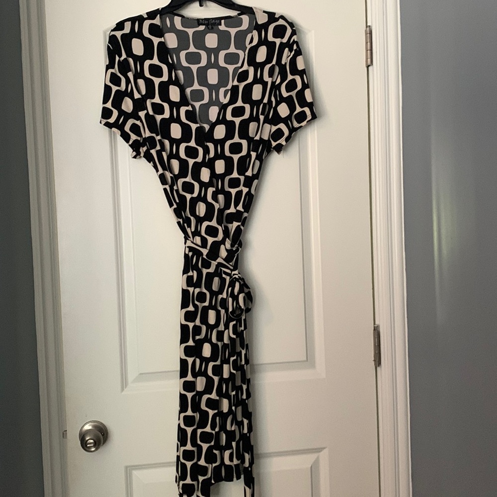 Blu sage Size XL Black and white wrap dress made of polyester and spandex.